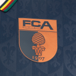 Kinder FC Augsburg 2025/26 Sonder-Langarm-Trikot – Dunkelblau Kinder FC Augsburg 2025/26 Sonder-Langarm-Trikot – Dunkelblau