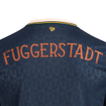 Kinder FC Augsburg 2025/26 Sonder-Langarm-Trikot – Dunkelblau Kinder FC Augsburg 2025/26 Sonder-Langarm-Trikot – Dunkelblau