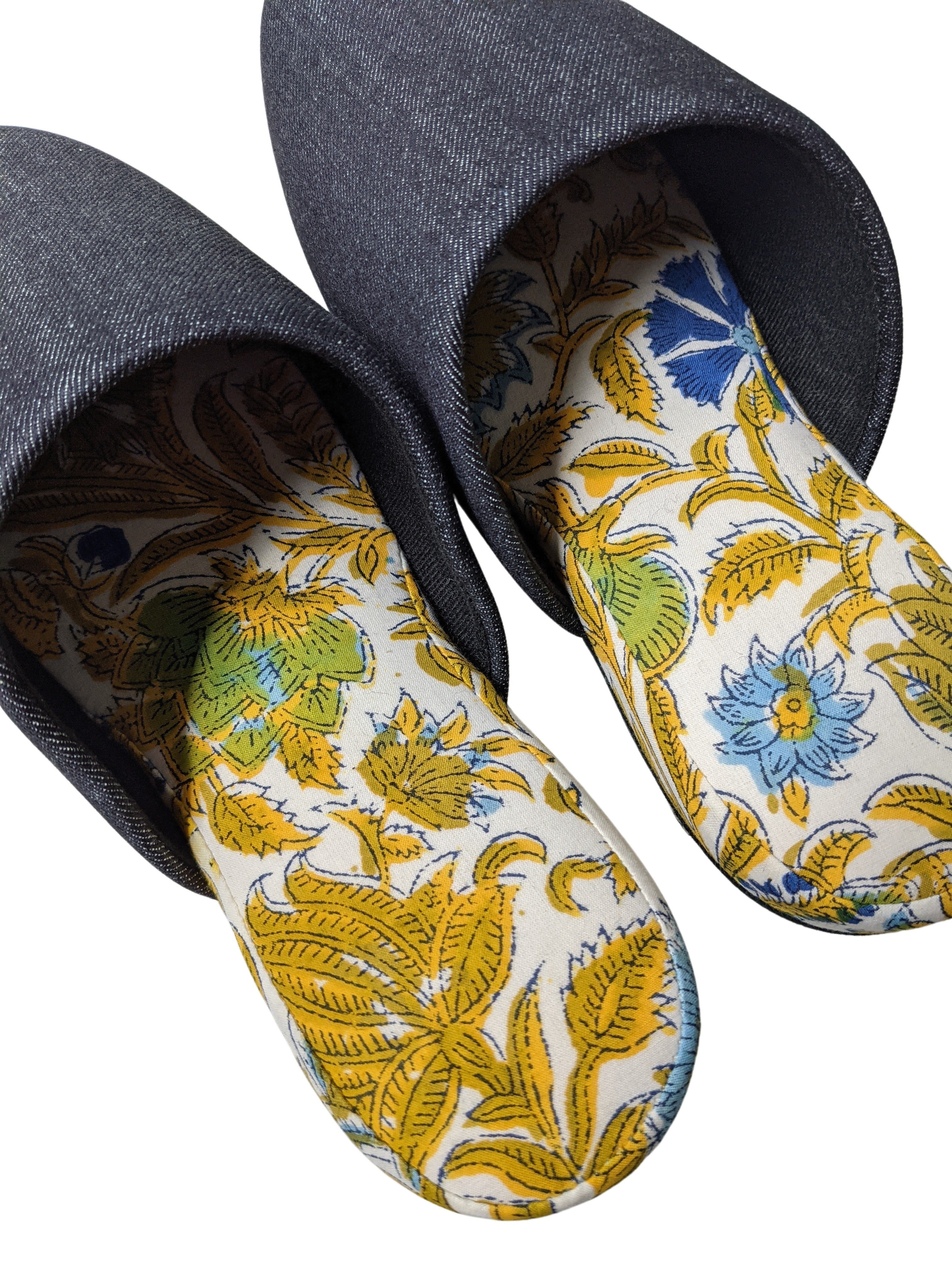 Große Hausschuhe aus Denim und Blumenmuster