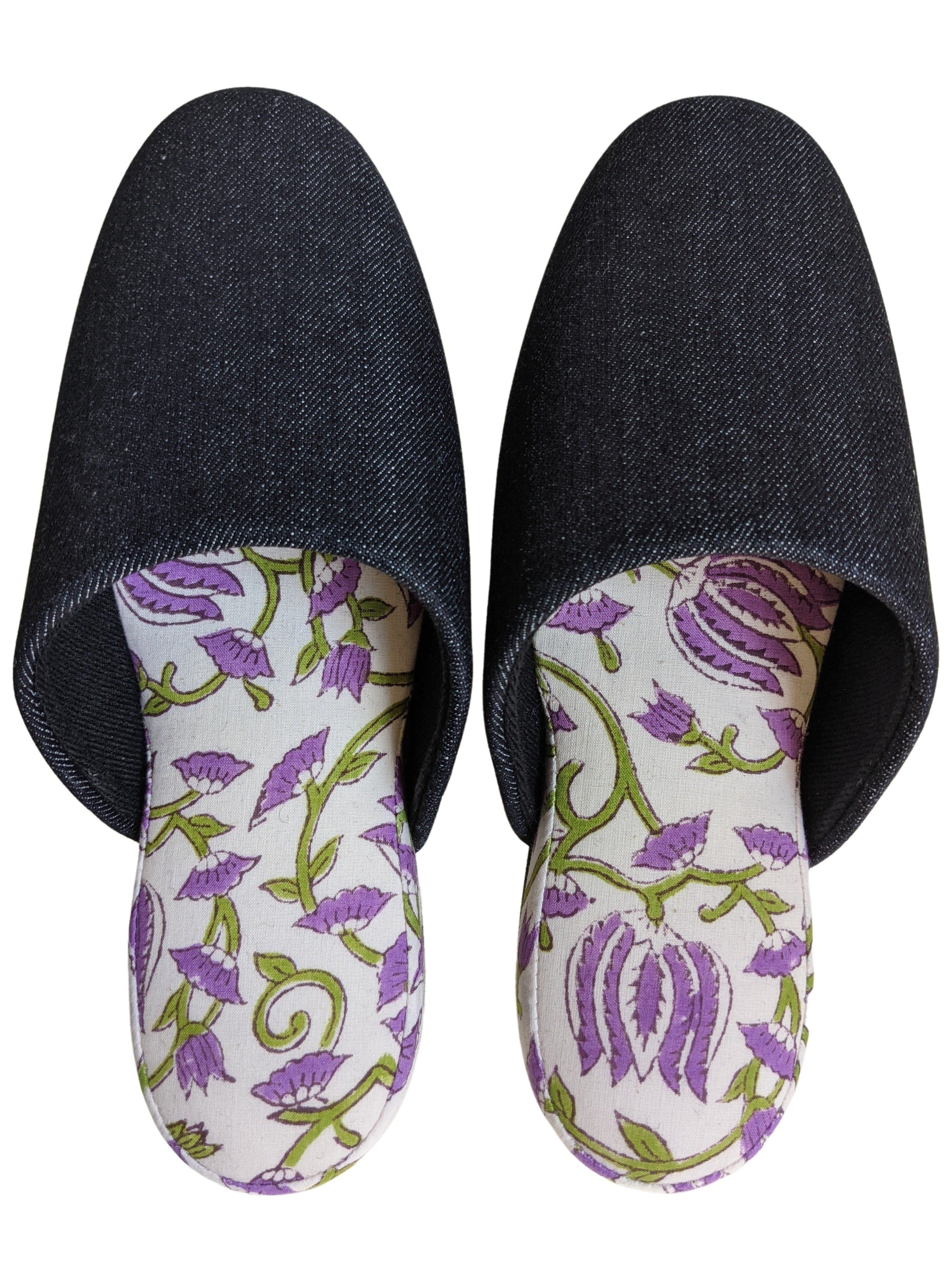 Große Hausschuhe aus Denim und Blumenmuster