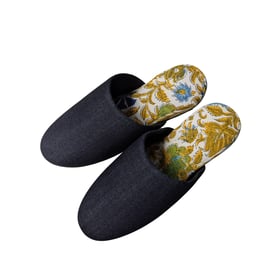 Große Hausschuhe aus Denim und Blumenmuster