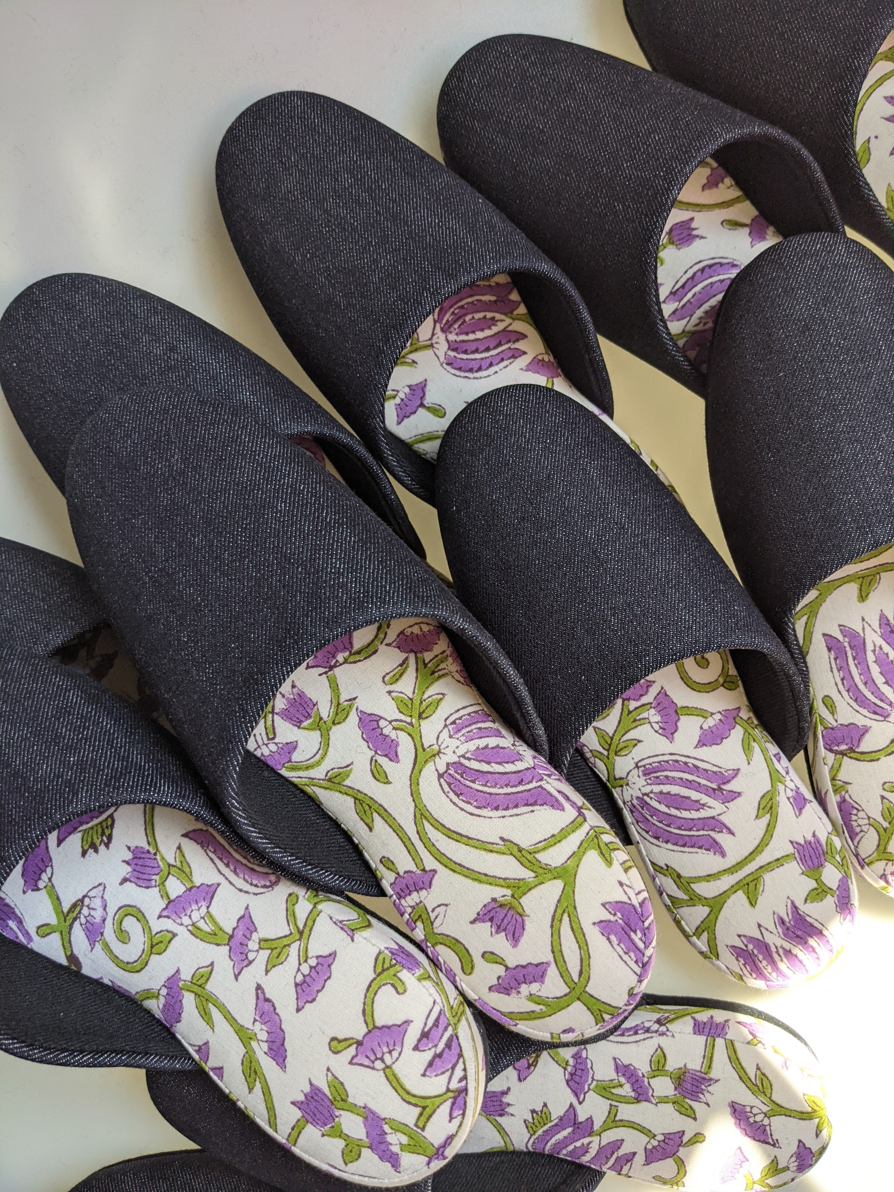 Große Hausschuhe aus Denim und Blumenmuster