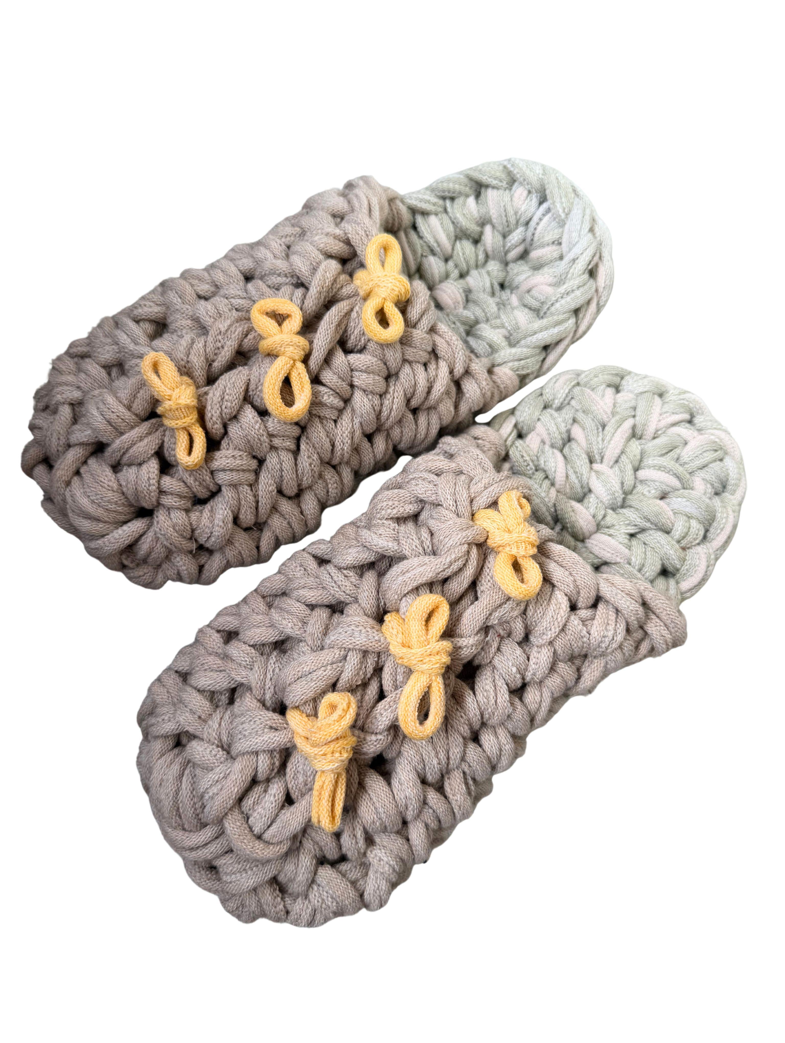 Gestrickte Upcycling-Hausschuhe
