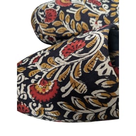 Mittelgroße Hausschuhe mit Blumenmuster im Blockdruck-Stil