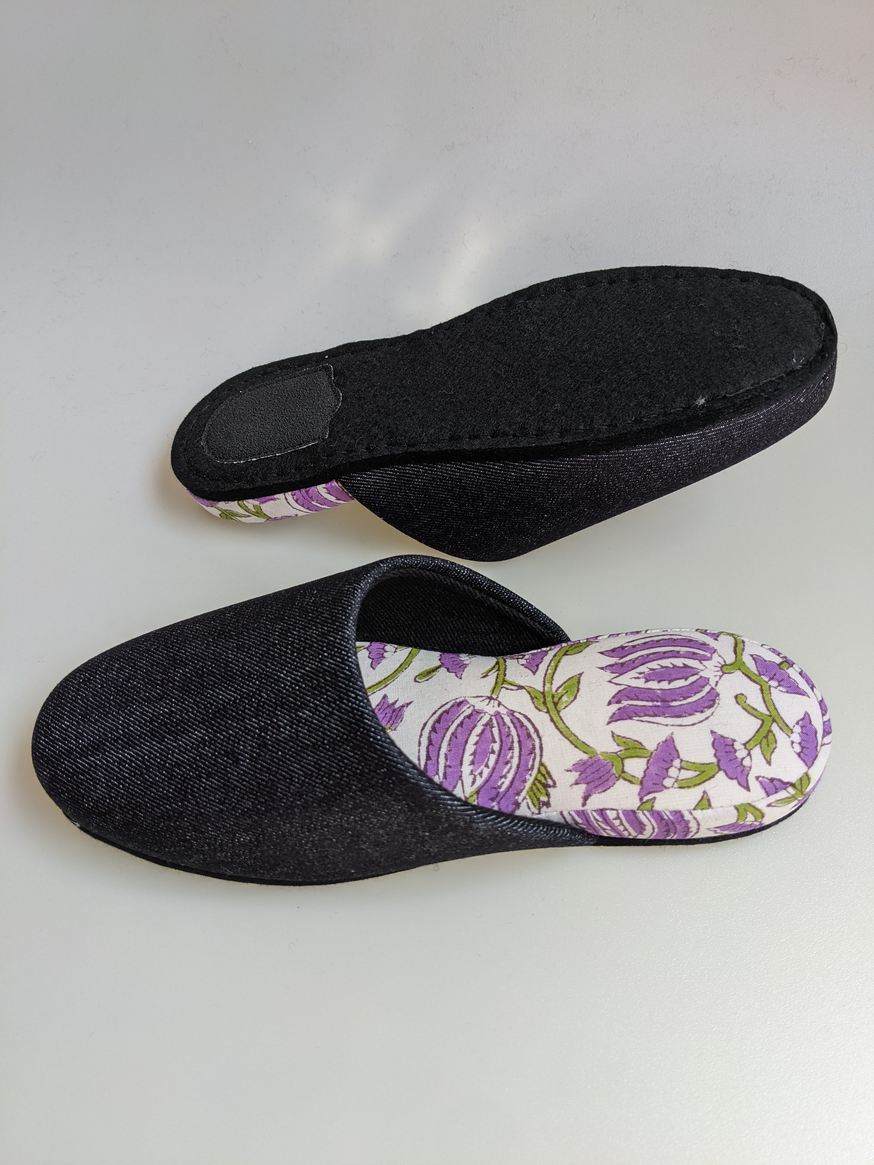 Große Hausschuhe aus Denim und Blumenmuster Große Hausschuhe aus Denim und Blumenmuster