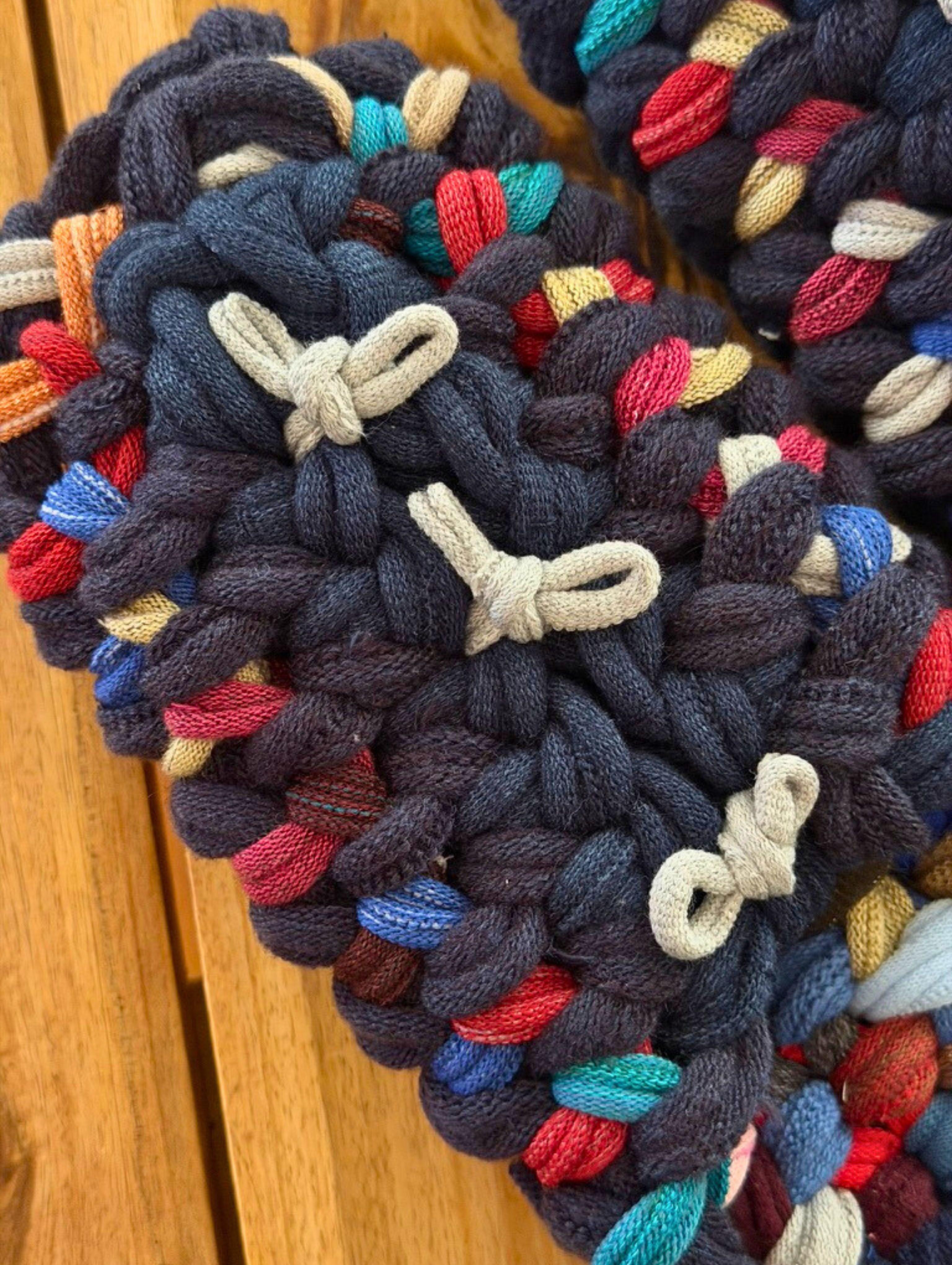 Gestrickte Upcycling-Hausschuhe