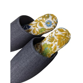 Große Hausschuhe aus Denim und Blumenmuster