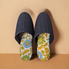 Große Hausschuhe aus Denim und Blumenmuster