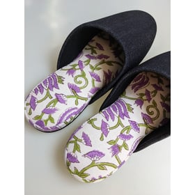 Große Hausschuhe aus Denim und Blumenmuster Große Hausschuhe aus Denim und Blumenmuster