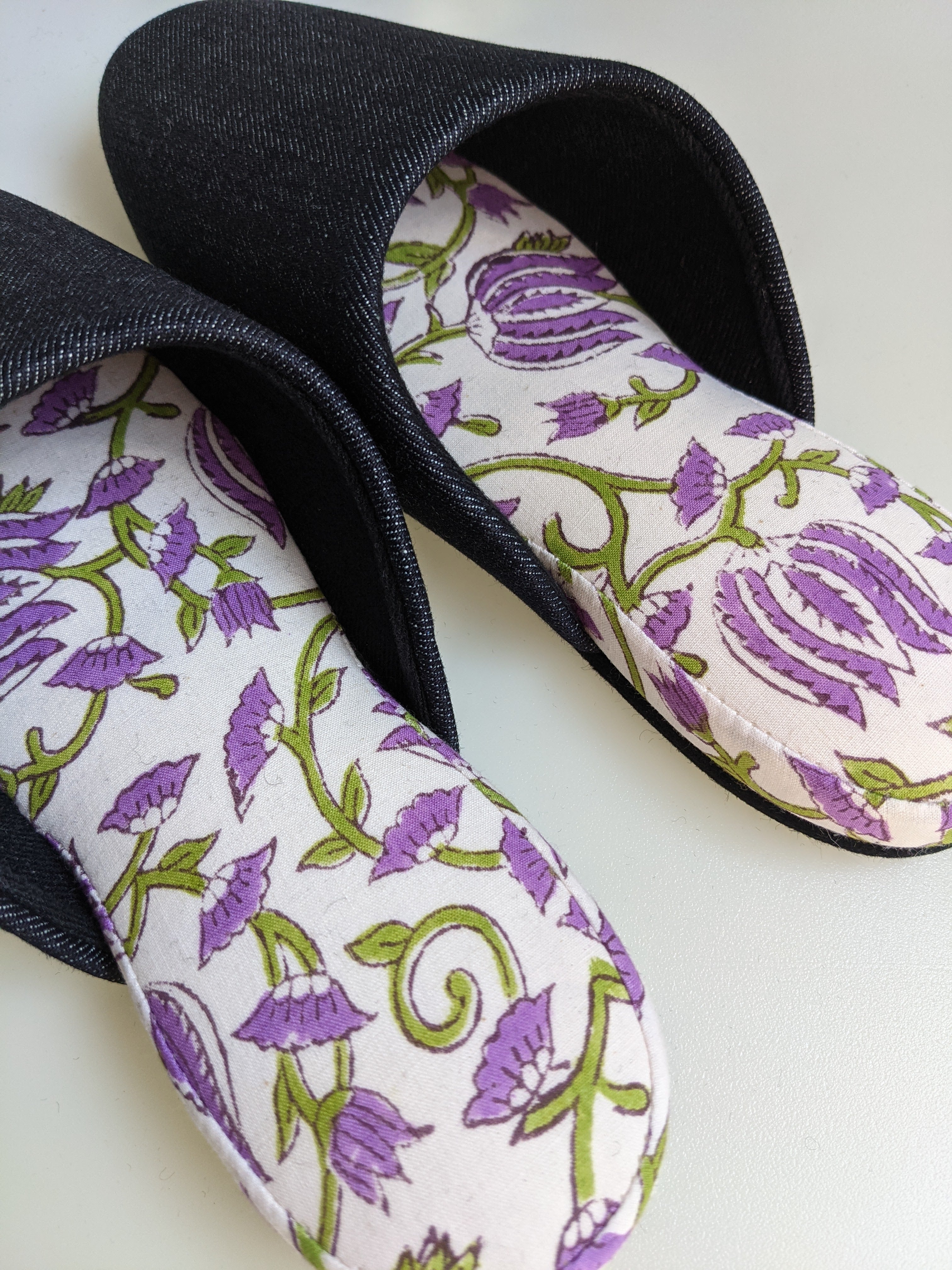 Große Hausschuhe aus Denim und Blumenmuster Große Hausschuhe aus Denim und Blumenmuster