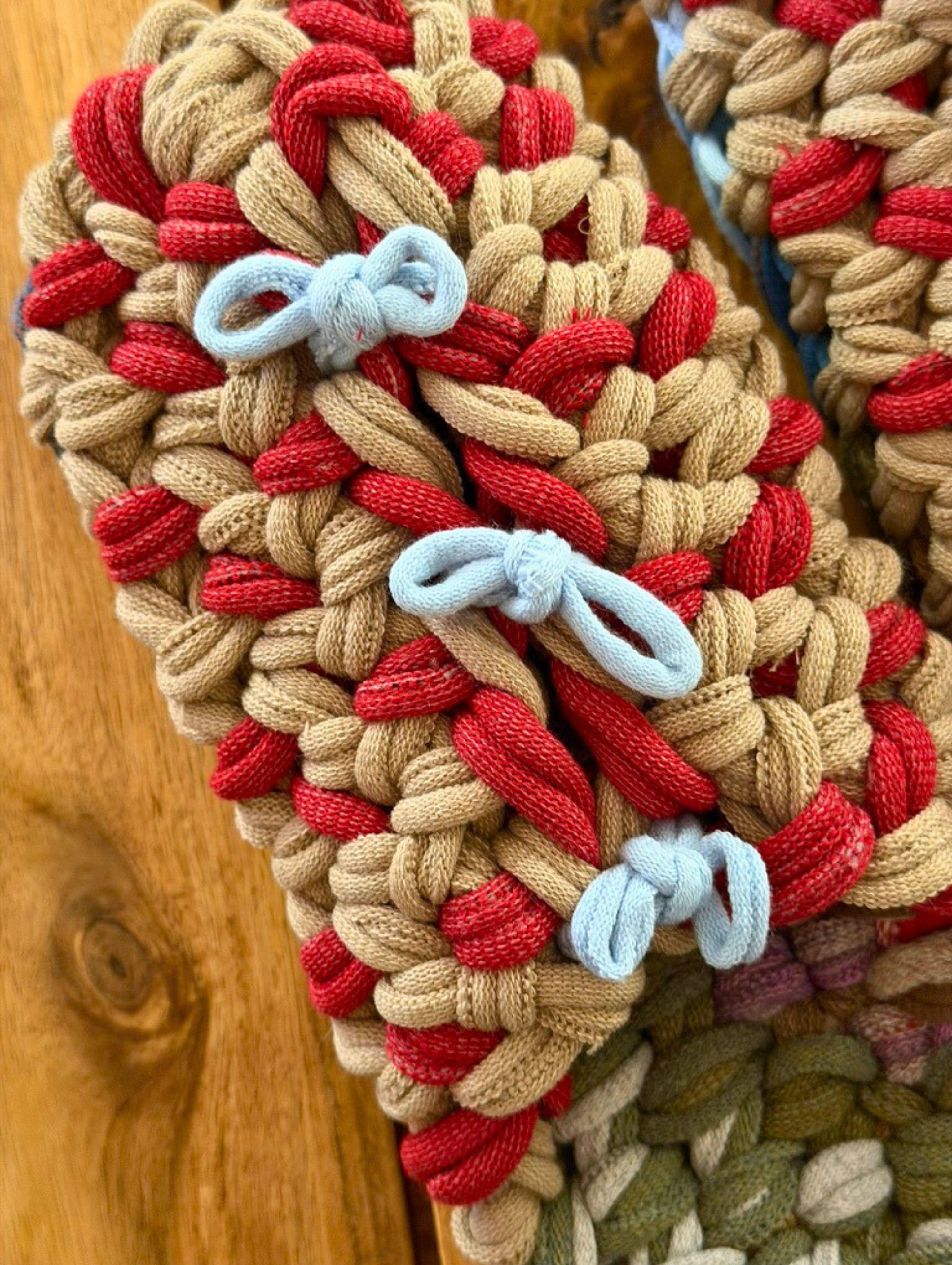 Gestrickte Upcycling-Hausschuhe
