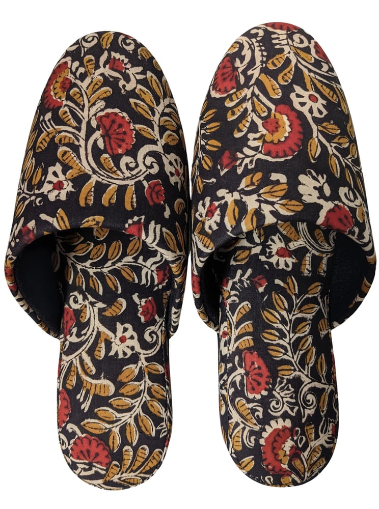 Mittelgroße Hausschuhe mit Blumenmuster im Blockdruck-Stil